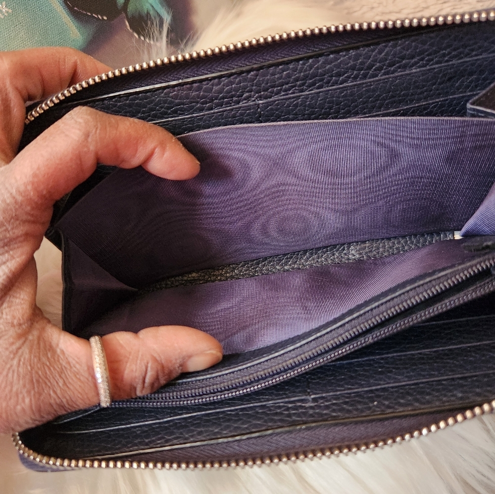 Gucci Navy Leather Zip Around Long Wallet EUC - Picture 10 of 16